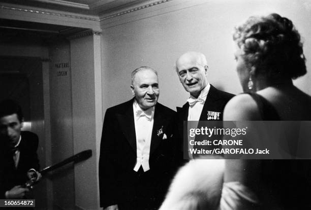 Vienna Opera. Vienne- 5 novembre 1955- Grand gala pour la réouverture de l'Opéra d'État de Vienne avec l'opéra Fidelio de Beethoven: Deux officiels...