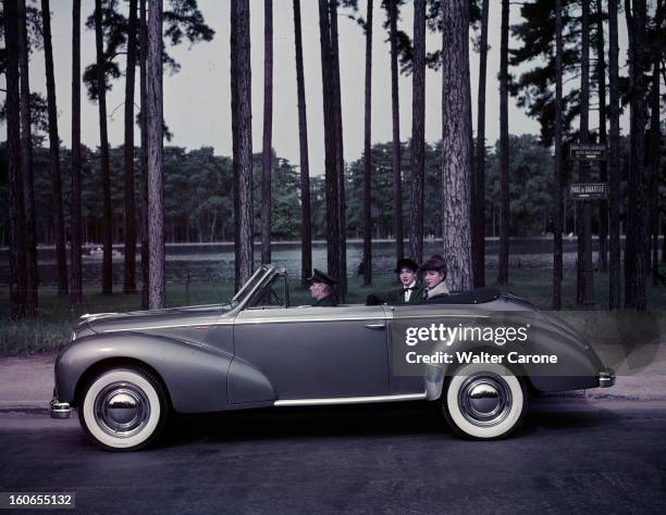 The 38th Motor Show 1951. Paris, Grand Palais- 1951- Lors du 38 ème salon de l'automobile: La HOTCHKISS ANTHEOR, 13 CV, cabriolet décapotable à 4.5...