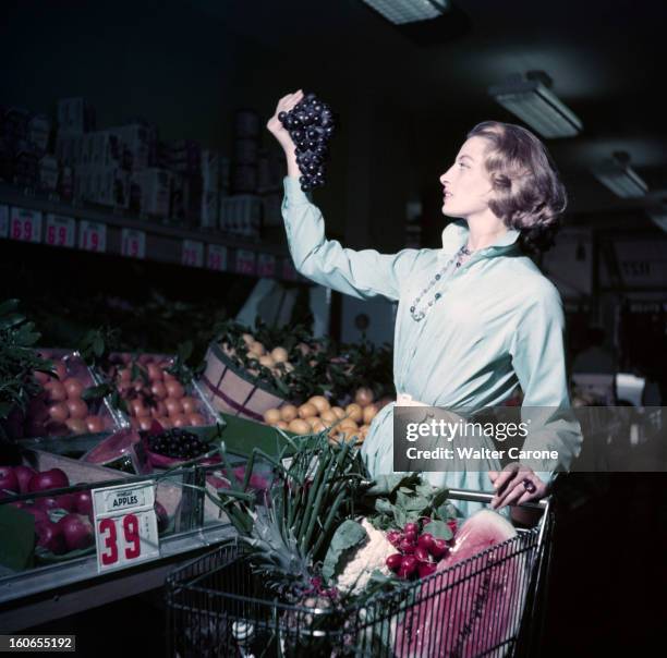 Capucine In The United States. Juillet 1955, Capucine, mannequin et comédienne française, part faire carrière aux Etats-Unis. Ici dans un magasin...