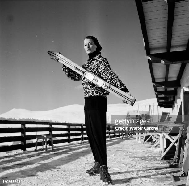 Rendezvous With Capucine In Alpe D'huez. Janvier 1954, l'actrice française CAPUCINE à l'Alpe d'Huez, sur une terrasse enneigée, tenant une paire de...