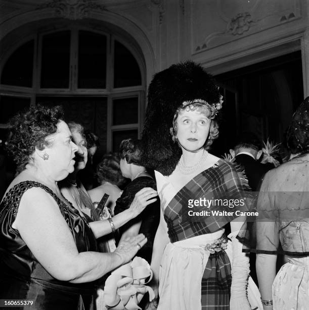Elsa Maxwell Evening In Paris At The Ritz. Paris - juillet 1950 - Lors d'une soirée à l'hôtel Ritz qu'elle a organisée, portrait de la journaliste...