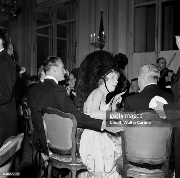 Elsa Maxwell Evening In Paris At The Ritz. Paris - juillet 1950 - Lors d'une soirée organisée par la journaliste Elsa MAXWELL à l'hôtel Ritz, Lady...