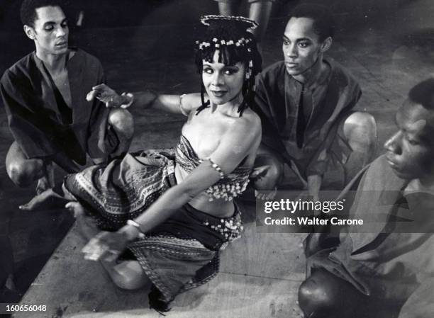 Katherine Dunham In His Tropical Revue. France, Paris au théâtre des Champs Elysées, la danseuse, chorégraphe, parolière et actrice afro-américaine...