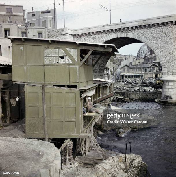 Marseille. Marseille- septembre 1950- Vivre à Marseille: un couple de marseillais se prélasse sur la terrasse d'un vieux cabanon de bois construit en...