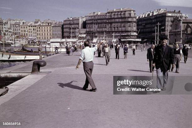 Marseille. Marseille- septembre 1950- Vivre à Marseille: scène urbaine sur le quai du Vieux Port;.