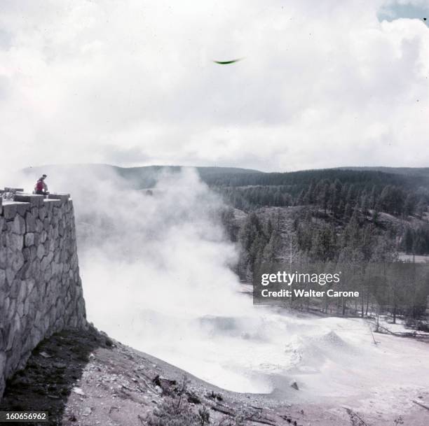 Travel Along The Mississippi. Etats Unis- 1955- Le fleuve Mississippi, de Yellowstone au Golfe du Mexique en passant par les Rocheuses : un geyser,...