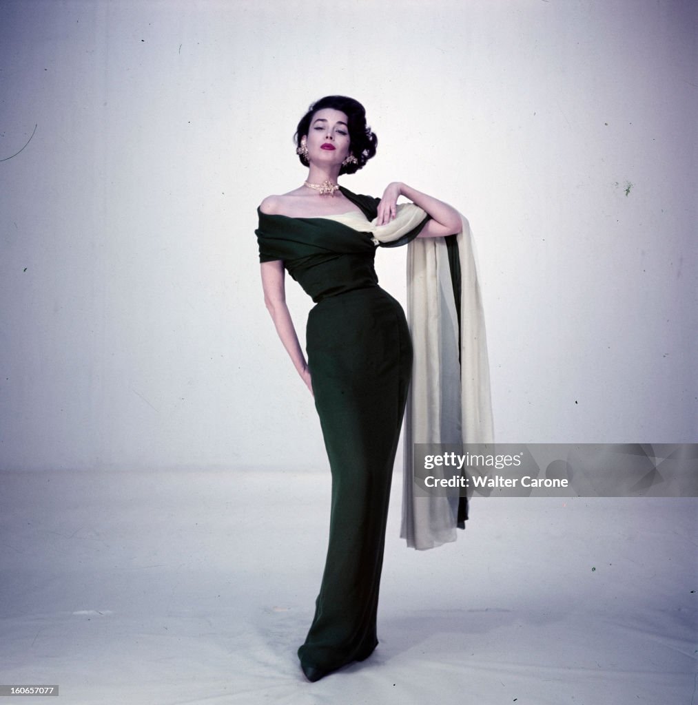 American model Dorian Leigh modelling spring fashions 1954 Au News American model Dorian Leigh modelling spring fashions 1954 Au News