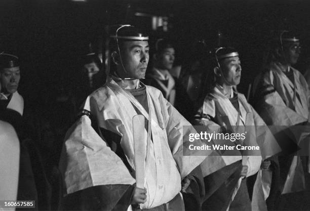 Japan. Novembre 1958- Reportage sur le mode de vie japonais: la famille ITOMI à Tokyo; prêtres Shinto en veste blanche sur hakama de couleur blanc,...