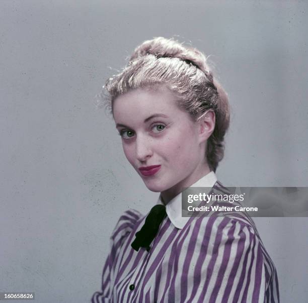 Close-up Of Violette Verdy. Portrait en studio de la danseuse Violette VERDY, blonde coiffée d'un chignon, portant un chemisier à rayure.