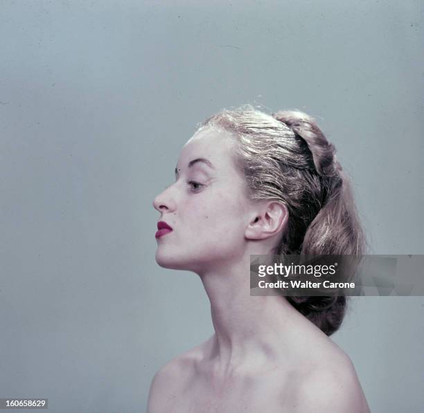 Close-up Of Violette Verdy. Portrait en studio de la danseuse Violette VERDY de profil, blonde, les épaule nues.