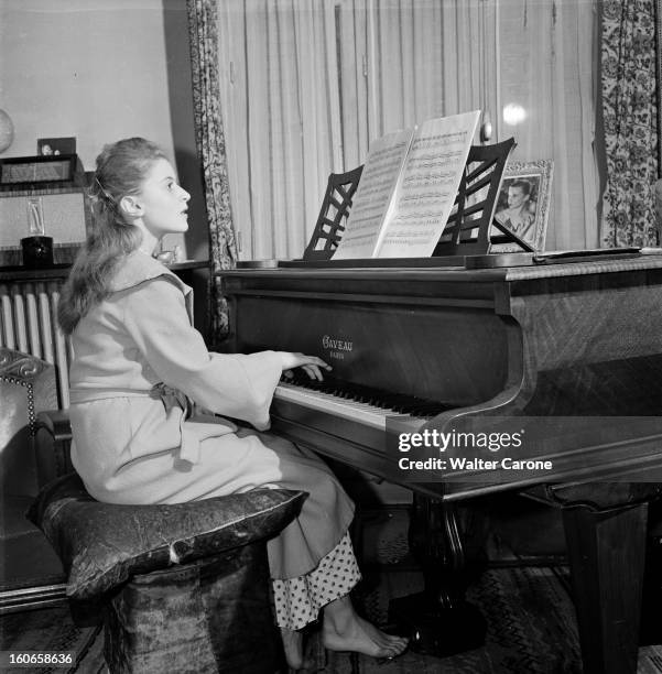 Close-up Of Violette Verdy. Portrait de la danseuse Violette VERDY jouant du piano.