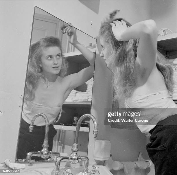 Close-up Of Violette Verdy. Portrait de la danseuse Violette VERDY dans une salle de bain, se coiffant devant un miroir.