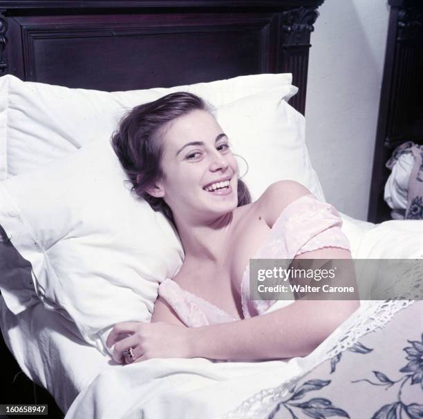 Rendezvous With Anna Maria Ferrero, Italian Actress. Italie- 1952- Portait d'Anna Maria FERRERO, actrice italienne, souriante, en chemise de nuit,...