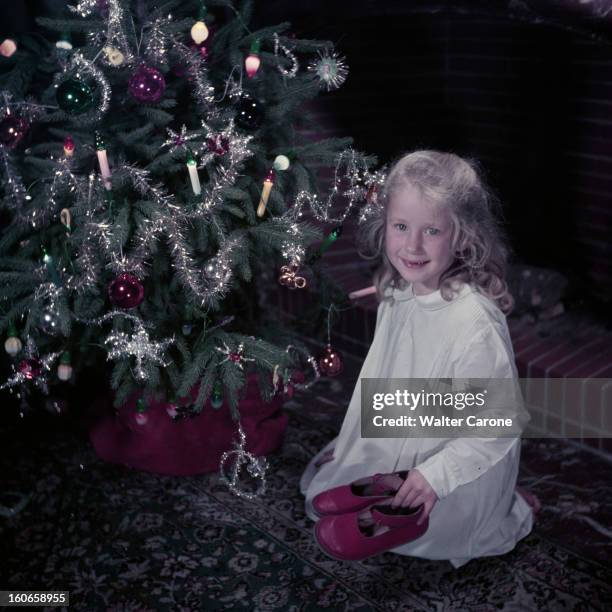 Rendezvous With Brigitte Fossey. En décembre 1952, lors d'une séance de portraits, l'actrice Brigitte FOSSEY, six ans et demi, agenouillée devant un...