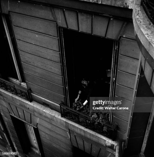 The Life Of A Princess In Paris. Paris, mars 1951 : rencontre avec ISABELLE de France, 18 ans, dans son appartement de l'avenue Pierre-1er-de-Serbie....