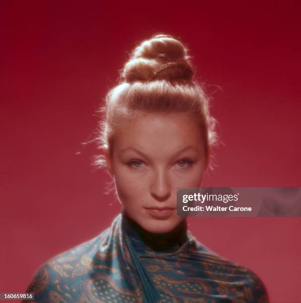 Marina Vlady Poses In Studio. En 1961, à l'occasion de son rôle dans le film 'La Princesse de Clèves' de Jean DELANNOY, l'actrice Marina VLADY pose...