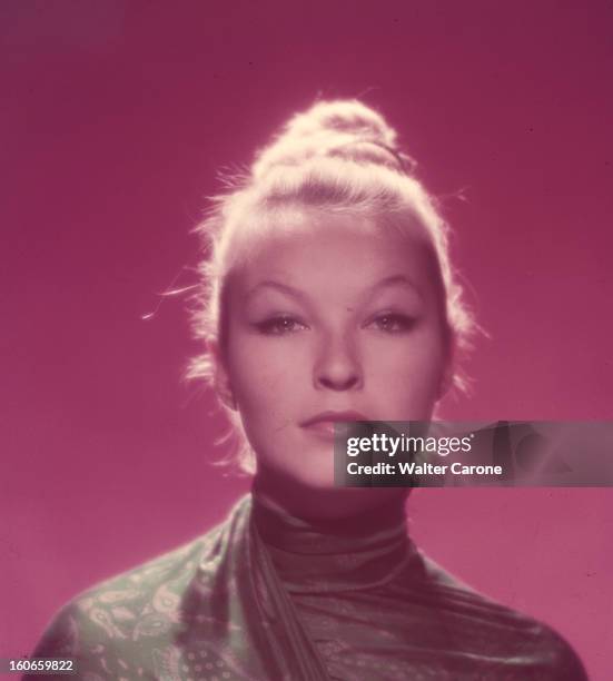 Marina Vlady Poses In Studio. En 1961, à l'occasion de son rôle dans le film 'La Princesse de Clèves' de Jean DELANNOY, l'actrice Marina VLADY pose...