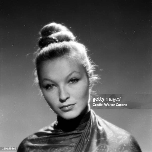 Marina Vlady Poses In Studio. En 1961, à l'occasion de son rôle dans le film 'La Princesse de Clèves' de Jean DELANNOY, l'actrice Marina VLADY pose...