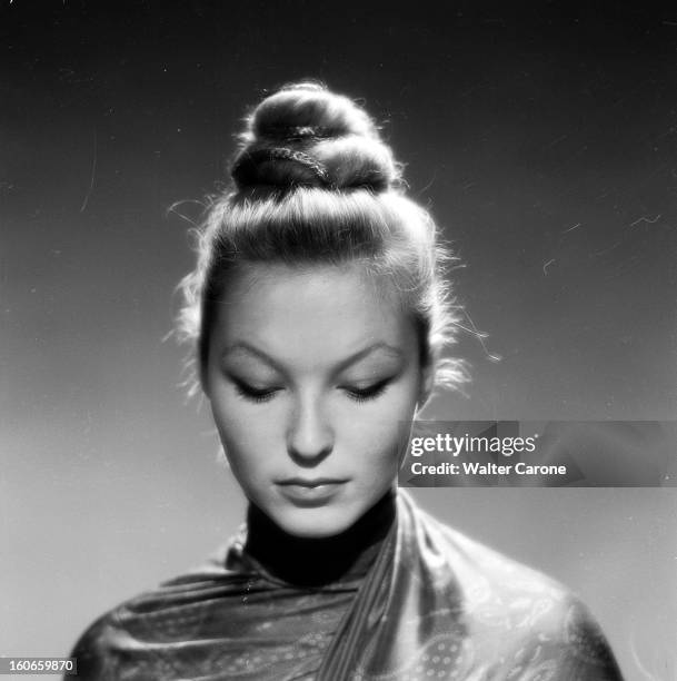 Marina Vlady Poses In Studio. En 1961, à l'occasion de son rôle dans le film 'La Princesse de Clèves' de Jean DELANNOY, l'actrice Marina VLADY pose...