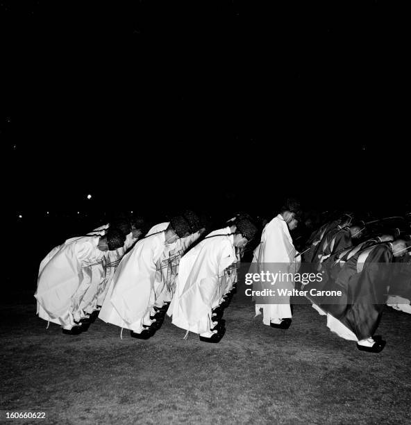 Japan. Novembre 1958- Reportage sur le mode de vie japonais: la famille ITOMI à Tokyo; prêtres Shinto en vestes blanches ou de couleur sur hakama...