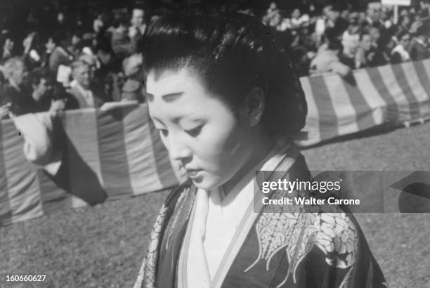 Japan. Novembre 1958- Reportage sur le mode de vie japonais: la famille ITOMI à Tokyo; portrait d'une jeune femme actrice du théâter Kabuki, en...