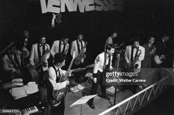 Japan. Novembre 1958- Reportage sur le mode de vie japonais: la famille ITOMI à Tokyo; une formation musicale 'Tenessee' et ses musiciens en veste...