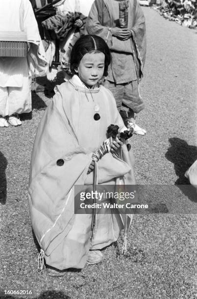 Japan. Novembre 1958- Reportage sur le mode de vie japonais: la famille ITOMI à Tokyo; dans un parc, une jeune fille du théâtre No en costume,...