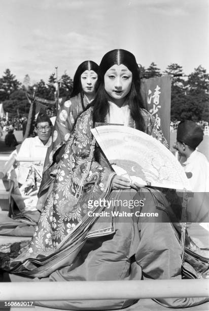 Japan. Novembre 1958- Reportage sur le mode de vie japonais: la famille ITOMI à Tokyo; dans un parc, femmes en costume du théâtre No, maquillées à la...