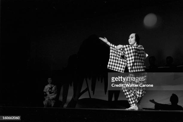Japan. Novembre 1958- Reportage sur le mode de vie japonais: la famille ITOMI à Tokyo; scène lyrique du théâtre No, d'un acteur en costume, visage...