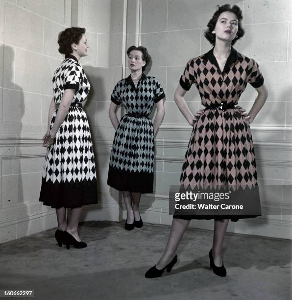 Fashion Dior 1950. Paris, février 1950 : présentation de robes de la collection Christian Dior : mannequins présentant des robes d'après-midi en...