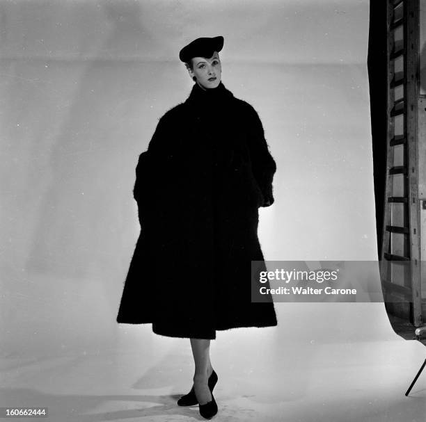 Collections Fall Winter 1950 Fashion Designers Of Paris. Portrait en studio d'un mannequin présentant pour Christian DIOR, un manteau de lainage,...