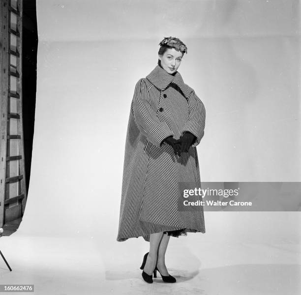 Collections Fall Winter 1950 Fashion Designers Of Paris. Portrait en studio d'un mannequin présentant pour BALENCIAGA, un manteau en lainage rayé,...