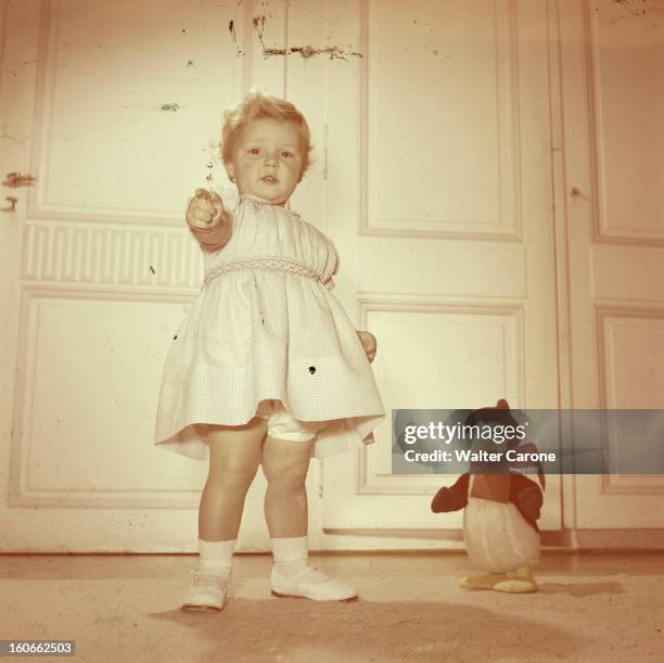Princess Margaret Of Romania At 20 Months. A Lausanne, chez ses parents, la princesse Margaret DE ROUMANIE, âgée de 20 mois, debout devant une porte...