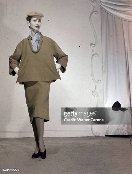 Women's Collections Spring 1951 By Fashion Designers Of Paris. A Paris, dans un studio, un mannequin présente pour BALENCIAGA, un ensemble jupe et...