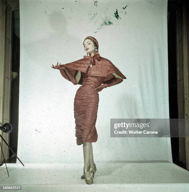 Women's Collections Spring 1951 By Fashion Designers Of Paris. A Paris, dans un studio, un mannequin présente pour SCHIAPARELLI, une robe en soie...