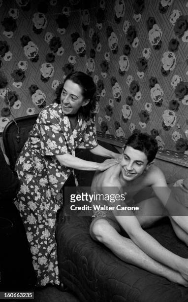 Swimmer Gilbert Bozon At Home In Troyes. En France, à Troyes, en avril 1952, Gilbert BOZON, nageur de dos crawlé, portant un maillot de bain, torse...