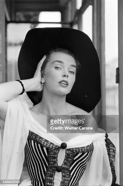 Dawn Addams In Filming In Paris. Paris, France, Juin 1954 - Lors d'une séance de portraits de l'actrice Dawn ADDAMS en costume de scène pour le film...