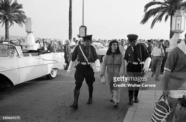 Colette Duval. En France, à Cannes, en septembre 1955, Colette DUVAL, ancienne mannequin, sauteuse en parachute, portant sa combinaison après un...