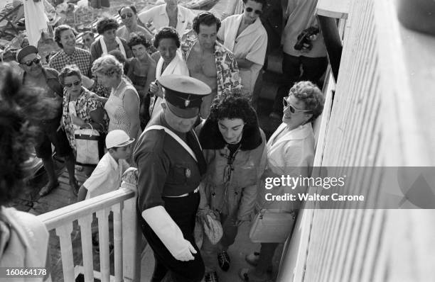 Colette Duval. En France, à Cannes, en septembre 1955, Colette DUVAL, ancienne mannequin, sauteuse en parachute, portant sa combinaison après un...