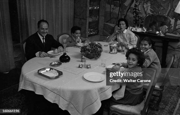 Rendezvous With Pierre Daninos. Chez lui dans sa salle à manger, portrait de famille de l'écrivain Pierre DANINOS, attablé lors d'un repas en...