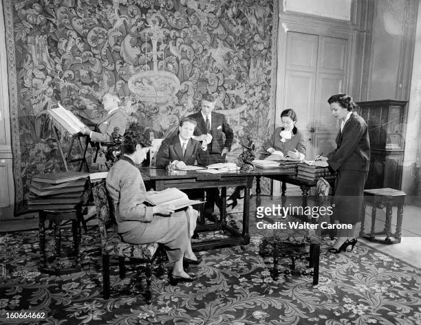 Maurice Druon And L'atelier. 14 juillet 1956- Lors d'un atelier, rassemblement à une table de Pierre de LACRETELLE, Christiane GREMILLON, Maurice...