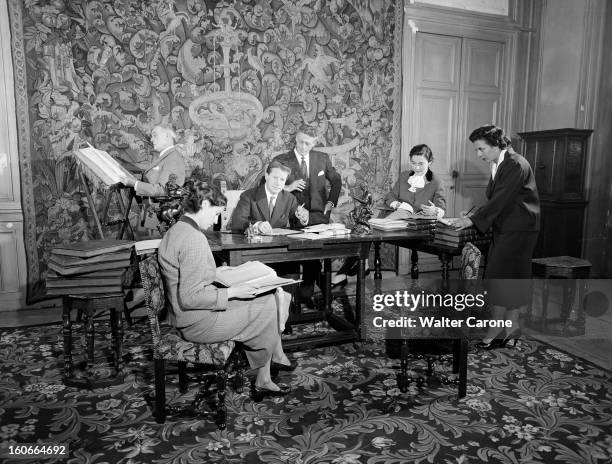 Maurice Druon And L'atelier. 14 juillet 1956 - Lors d'un atelier, rassemblement à une table de Pierre de LACRETELLE, Christiane GREMILLON, Maurice...