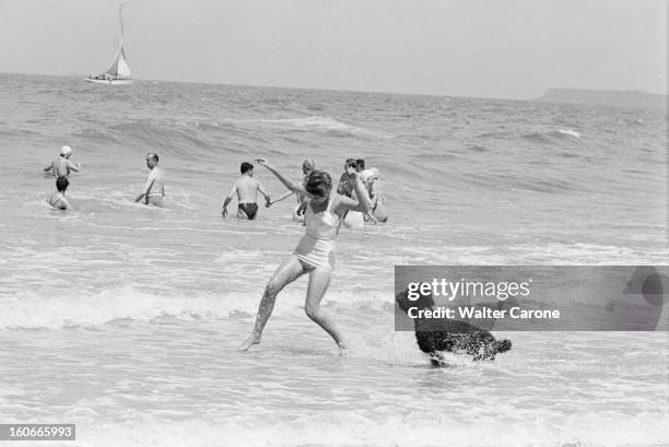 The Summer Season In Deauville Seen By The Journal Of Paris. Reportage sur Deauville et ses plages, juillet 1950 : à une altitude de 60 mètres, une...