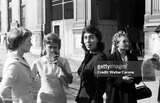 Dolores Ruspoli. 10 octobre 1956- Portrait de Dolorès RUSPOLI au mariage de Claude RABBANIT. Portrait en compagnie d'autres dames.