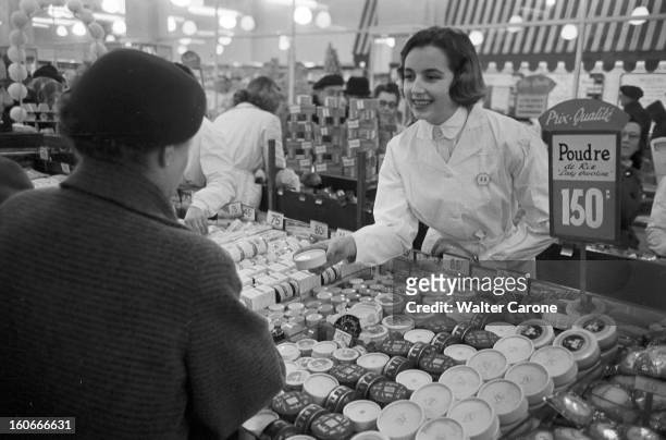 Vendors Of A Supermarket 'prisunic' In Paris. Paris- Les vendeuses d'une grande surface 'Prisunic', chaîne remplacée maintenant par Monoprix, à un...
