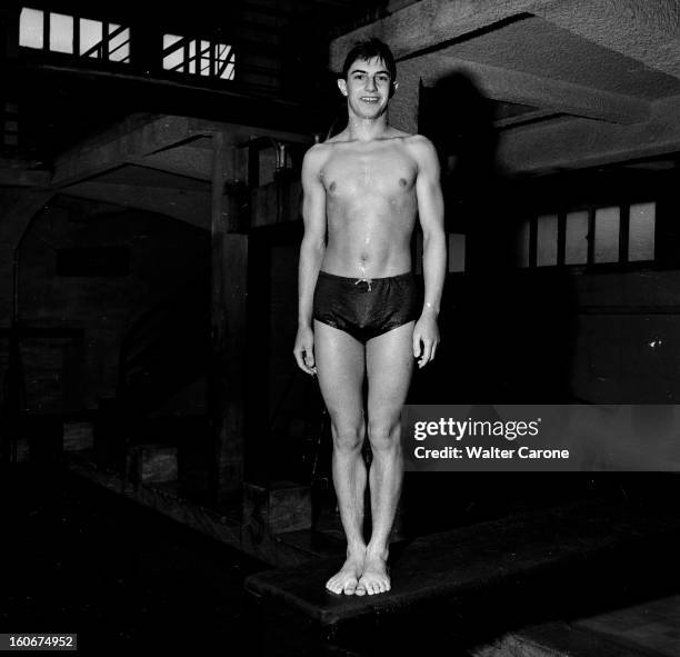 Swimmer Gilbert Bozon At Home In Troyes. En France, à Troyes, en avril 1952, Gilbert BOZON, nageur de dos crawlé, portant un maillot de bain, torse...