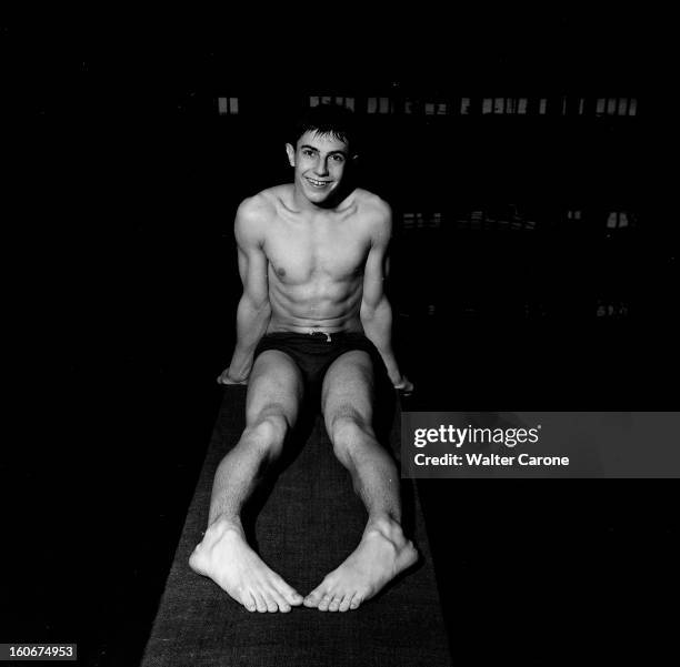 Swimmer Gilbert Bozon At Home In Troyes. En France, à Troyes, en avril 1952, Gilbert BOZON, nageur de dos crawlé, portant un maillot de bain, torse...