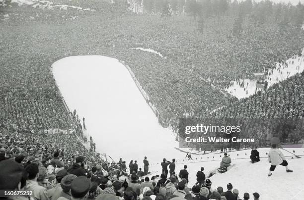 Winter Olympics 1952 Oslo Norway. En Norvège, à Oslo, du 14 au 25 février 1952, lors des Jeux Olympiques d'hiver, lors de la compétition de saut à...