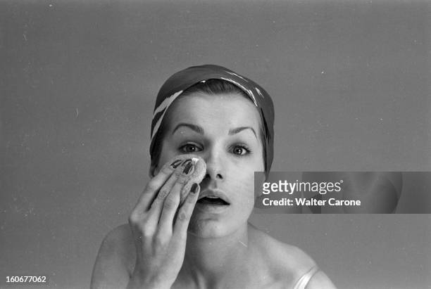 Makeup Fashion. Paris- février 1953- Marghareta, 20 ans, nouveau mannequin suédois de chez Fath, présente la mode maquillage de 1953, unifiant son...