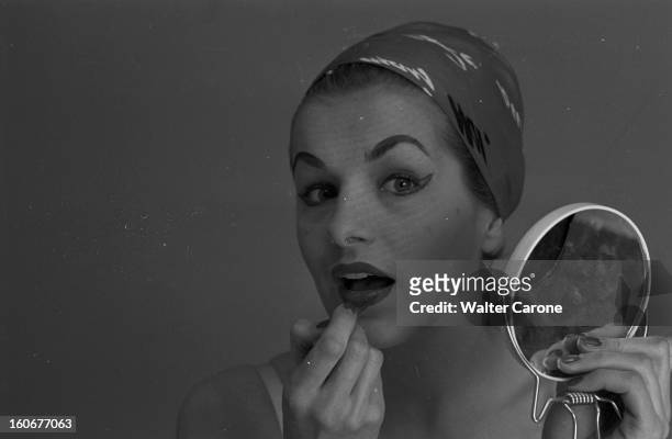 Makeup Fashion. Paris- février 1953- Marghareta, 20 ans, nouveau mannequin suédois de chez Fath, présente la mode maquillage de 1953, mettant du...